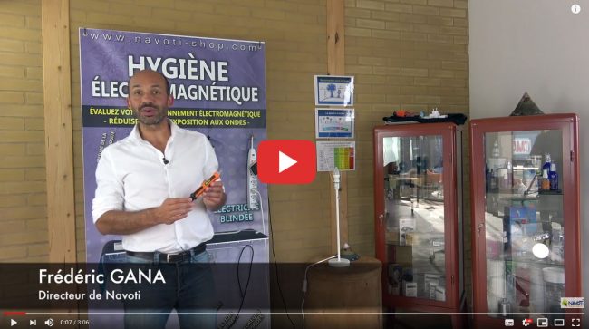 vidéo brancher sa lampe de chevet à l'endroit